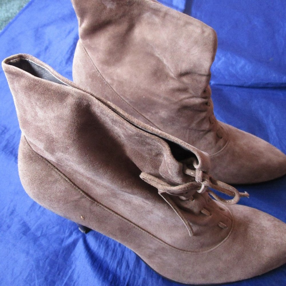 CALVIN KLEIN BROWN SUEDE HIGH HEEL ANKLE BOOT-NEAR MINT-SIZE 8 M-STILETTO HEEL